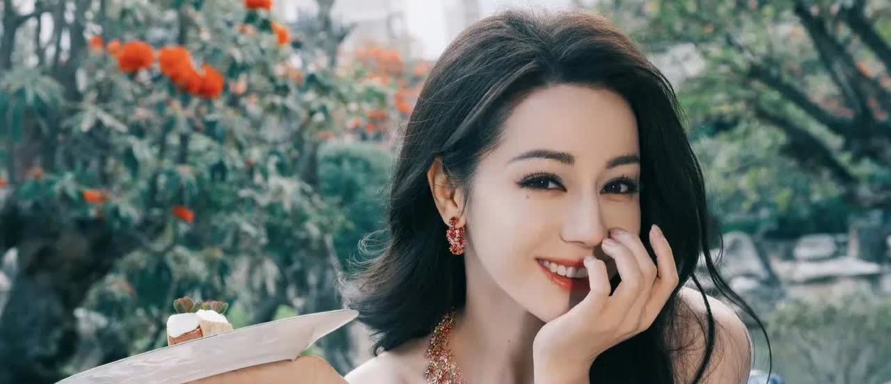 两个流量名气都很火的女明星迪丽热巴和赵露思好像作品突然就没有上新了。迪丽热巴