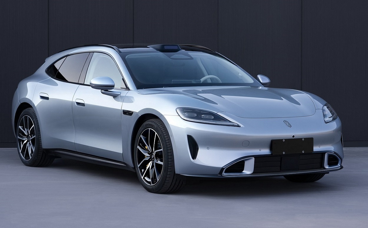 从侧面看，突然感觉启境GT7、尚界Z7GT相似度有点高，保时捷见到估计都分不清