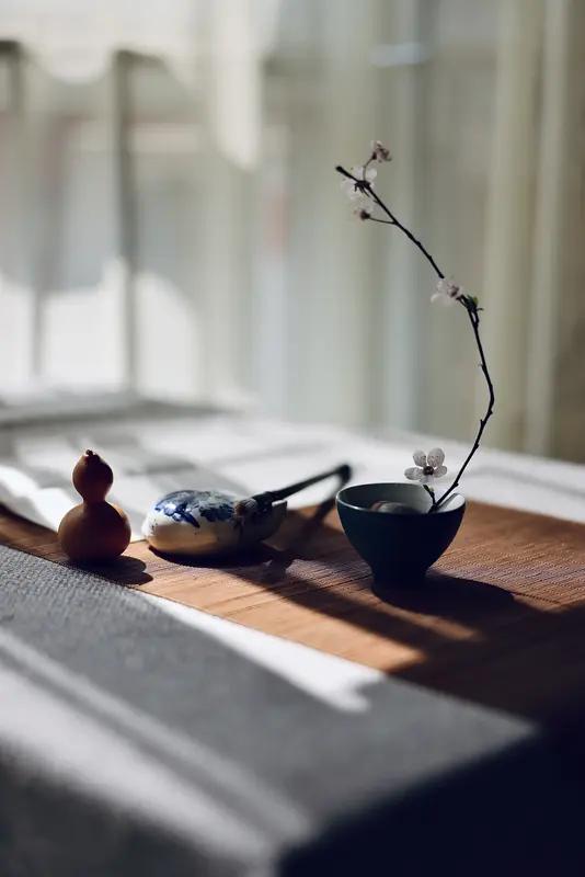 看到“一卷闲诗香岁月”这个上联，真是韵味十足。一卷闲诗，仿佛让人看到一个悠然自得