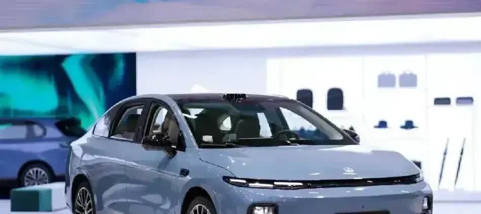 我的印度同事说：“才智过人风流潇洒的莫迪身边站着两位两位卧龙凤雏，只要有他们在，