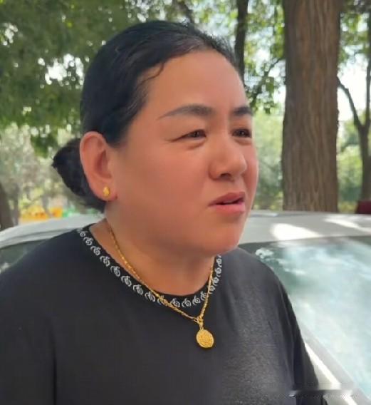 小故事！如今的佟小喵她妈，和王金刚，也没什么两样，活像天上的王母娘娘