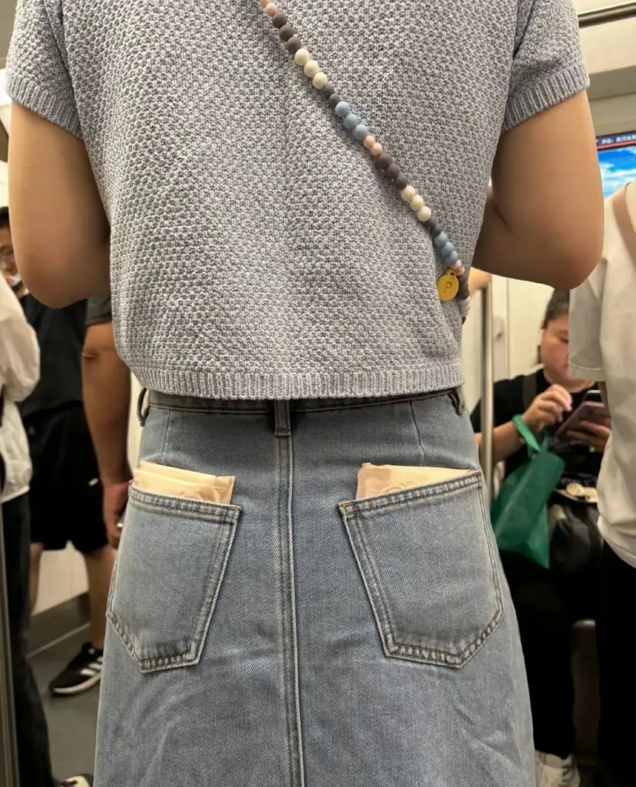 地铁上的女生裤兜里装的啥东西？