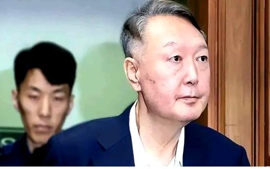 他亲手把两位前总统送进牢里，转身，自己也蹲了进去。然后，看管他的狱警受不了了，把