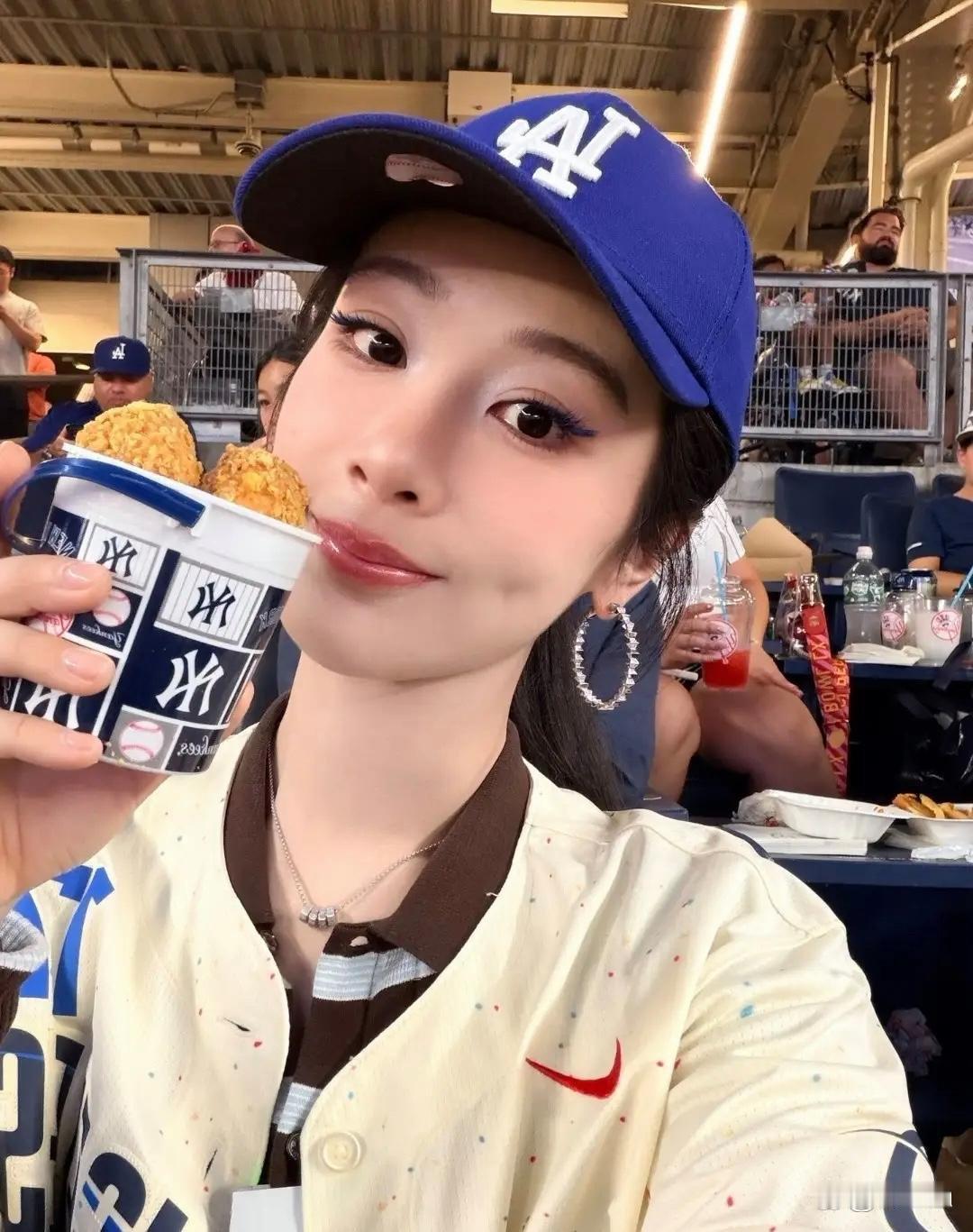 杨紫带爸妈游纽约！中央车站合影太温馨，一到爸妈身边秒变小孩