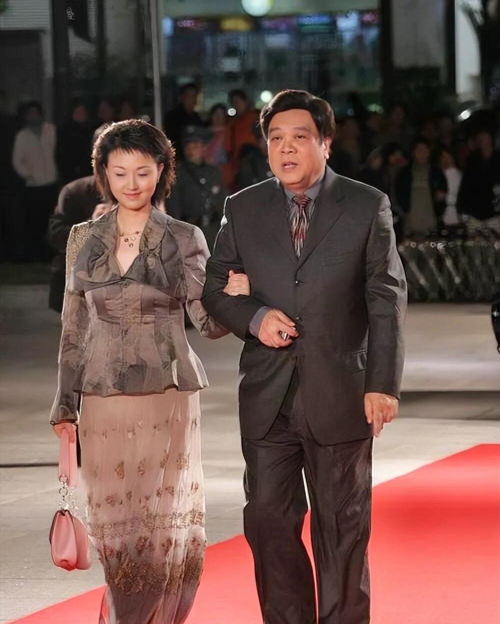 早年间和赵忠祥老师一起走红毯的这一位主持人好美啊，长相比倪萍还好看，你能认出来她