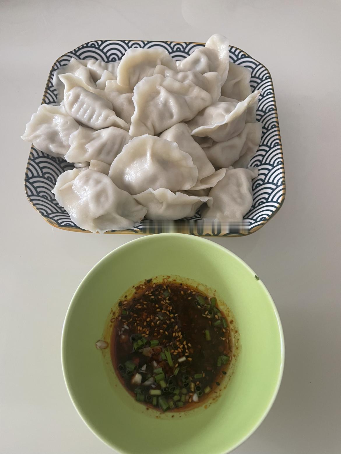 一个人忙活了两小时，终于吃到嘴里了。上午十点半就开始和面，洗菜搅馅，等面醒好