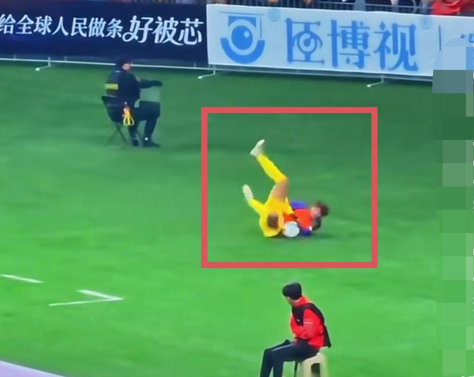 终于知道无锡为啥会输了！看看南通和无锡在比赛的时候门将蔡天龙在干嘛就知道了！