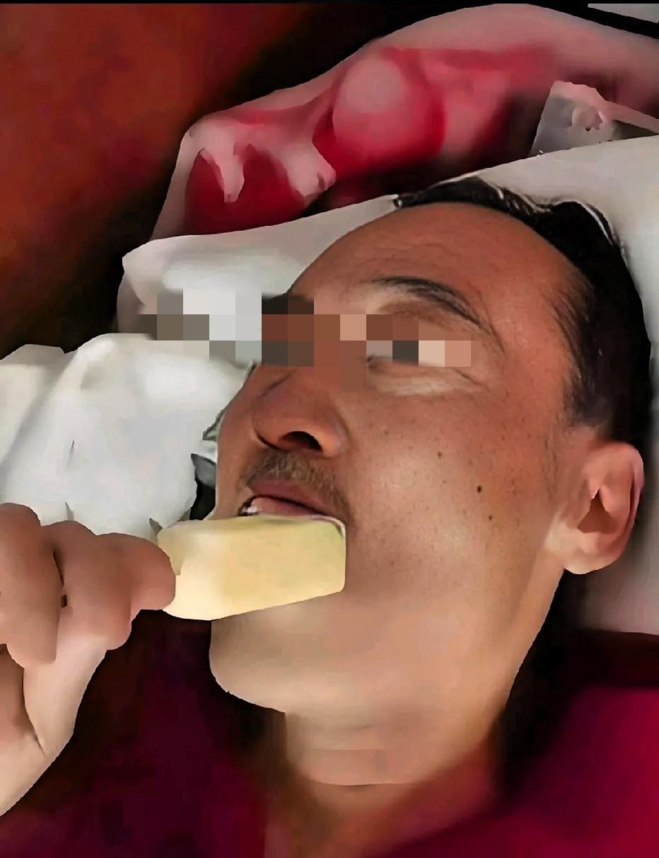 有个男的肺癌晚期，才做完化疗，突然特想吃根冰糕。一旁的妻子满心顾虑，反复劝说他遵