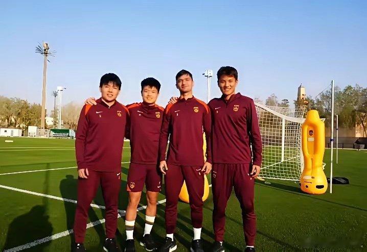 青岛西海岸的无奈，球队去年亏损将近5000万。本来打算卖掉李昊+杨希。为球队回回