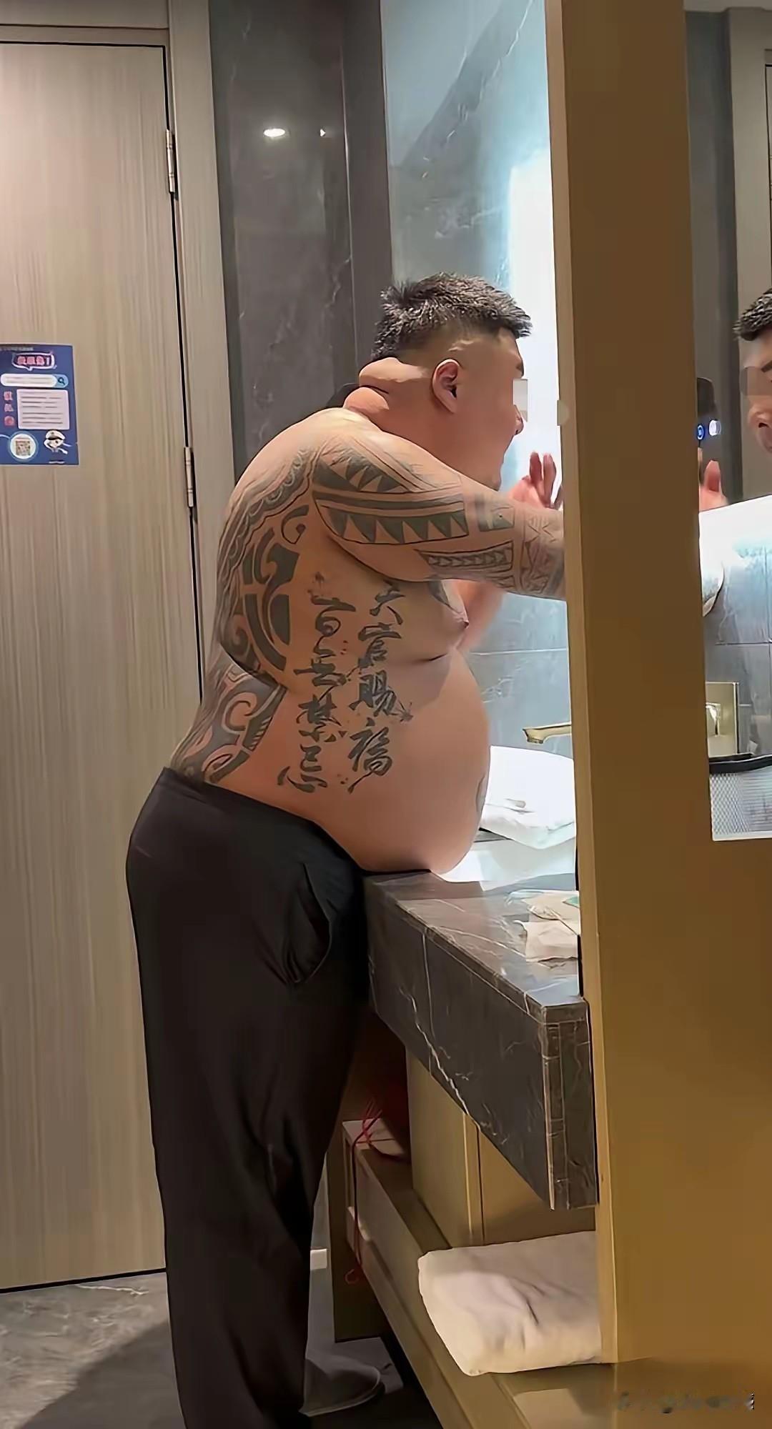 把身体纹成这个样子，就觉得自己与众不同了，就觉得自己应该是大哥了，其实这是特错大