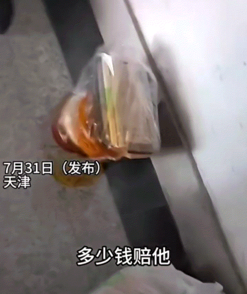 太暖心了！天津，一大姐在楼道口遇到一位外卖小伙蹲在角落哭泣，上前询问情况才得知，