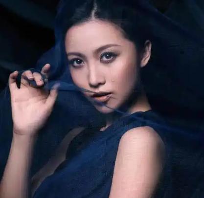 2011年，姚贝娜找到北大人民医院乳腺中心主任曹迎明，曹医生看到报告后建议立即