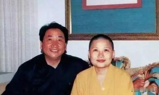 2000年，姜昆在洛杉矶街头，突然遇到削发为尼，穿粗布僧袍的歌手李娜，十分惊讶她