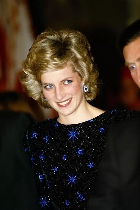2023年，戴安娜王妃一条星星刺绣晚礼服以115万美元的价格成交，成为她所有拍卖
