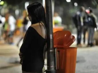 美国西雅图，开车在街上，会看到越来越多的女孩站在路口，对着路过的每一辆车摆姿势、