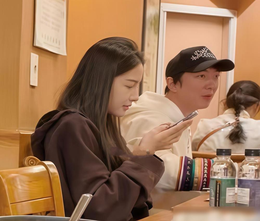 王思聪在韩国被偶遇，身边女伴又换了张脸。网友冲进他“老婆”评论区告密，这场戏比韩