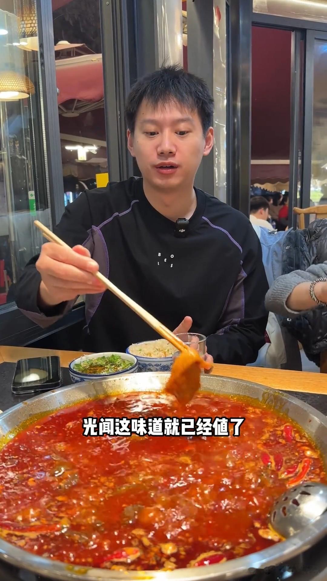 12月5日，乒乓球运动员周雨更新成都游玩vlog。周雨这几天边直播带货，边解说比