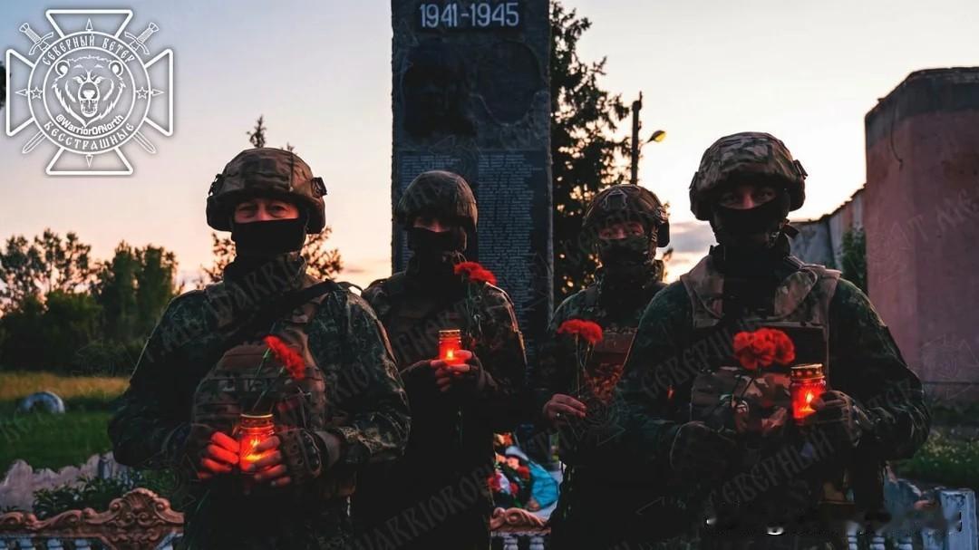 在如今已被俄军实控的红利曼地区，俄罗斯士兵向在伟大的卫国战争期间（二战）与纳粹德