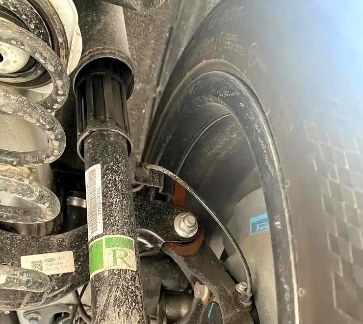 兄弟们，现在新车变天了！！这位兄弟才提的新车三个月，今天来做首次保养，把