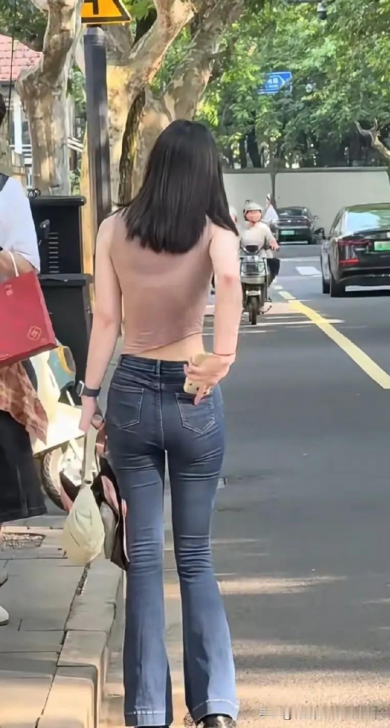 所有舒服的人际关系，全靠双向奔赴。一味单方面付出终究会疲惫，彼此惦记、互相体谅，