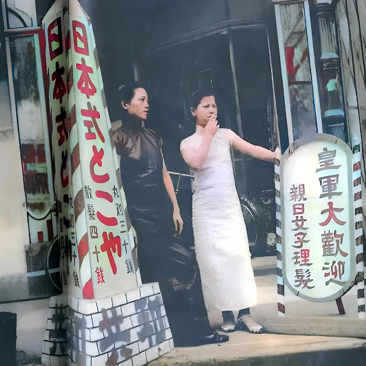 这是1938年，沦陷后的上海。一家门面不大的理发店正在迎客。两名穿着旗袍的女子站