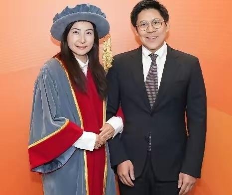 霍家大儿媳又得奖了，豪门老公骄傲发文，老婆在香港岭南大学被授予荣誉院衔，看老公满