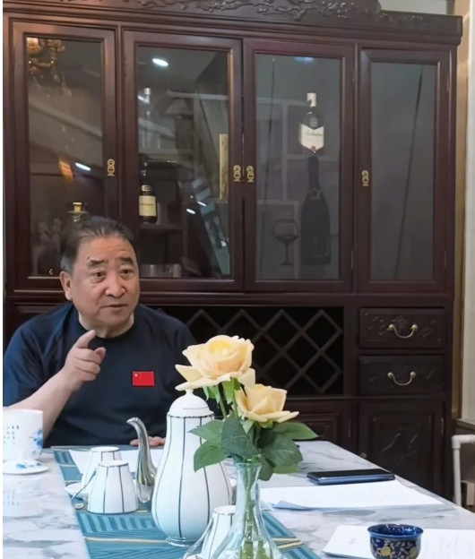 姜昆，悉心指导曹云金弟子李春艺。刚刚刷到李春艺的一条视频，标题为：《感谢姜昆