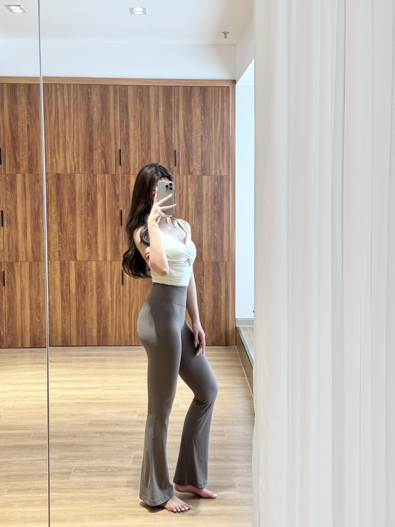 瑜伽房里暖光柔柔的，背景音乐是轻轻的流水声，一抬头就瞥见个穿瑜伽服的女生，真的绝