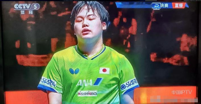 松岛辉空是目前世界乒坛上最没教养，最不讲公共礼仪的一个人。输了球丑态百出，咬牙切