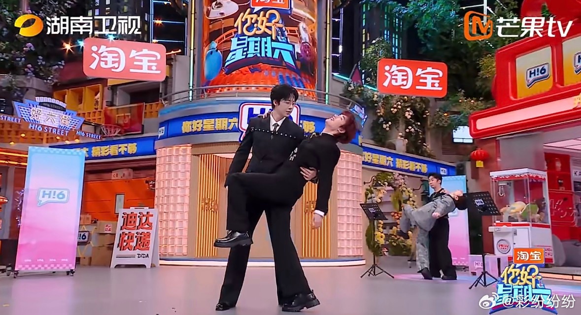 黑西装，大长腿，舞台张力全开，不愧是丹东舞王啊，大长腿就应该这么用。刘宇宁这一