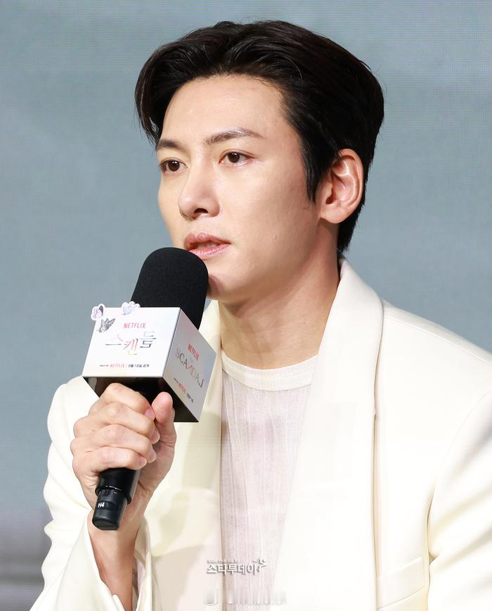 【演员#池昌旭#分享出演Netflix剧集《丑闻》的感想】池昌旭表示:“赵元虽然有才华，却是一个追逐