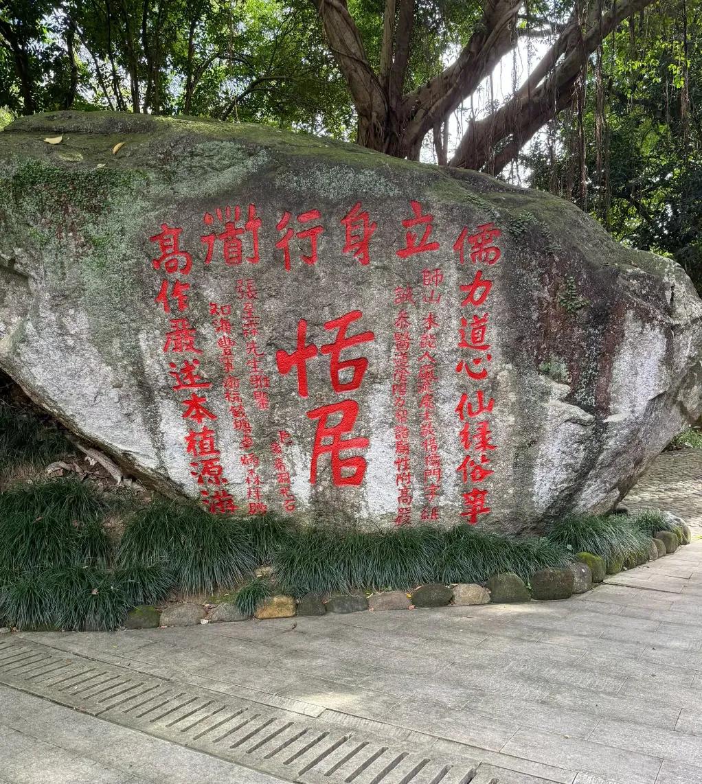 大学生找不到工作，真有客观因素！今天公司来了个女生应聘文员，大学本科学历，各方