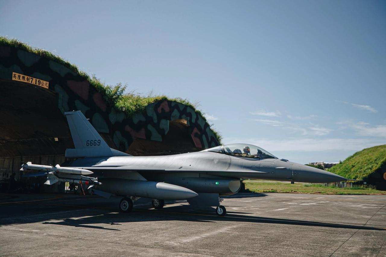 美国向台湾交付首批两架F-16VBlock70战斗机，日前飞抵夏威夷后，将在K
