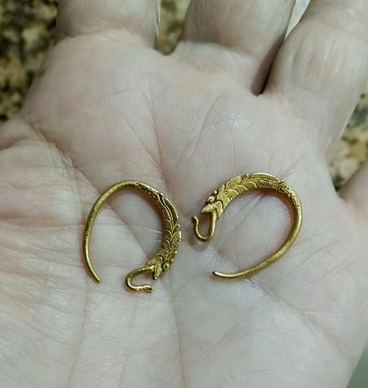 老公奶奶留下的耳环，我问这是是不是黄铜的啊？全家人都翻开白眼……可是，这个颜色