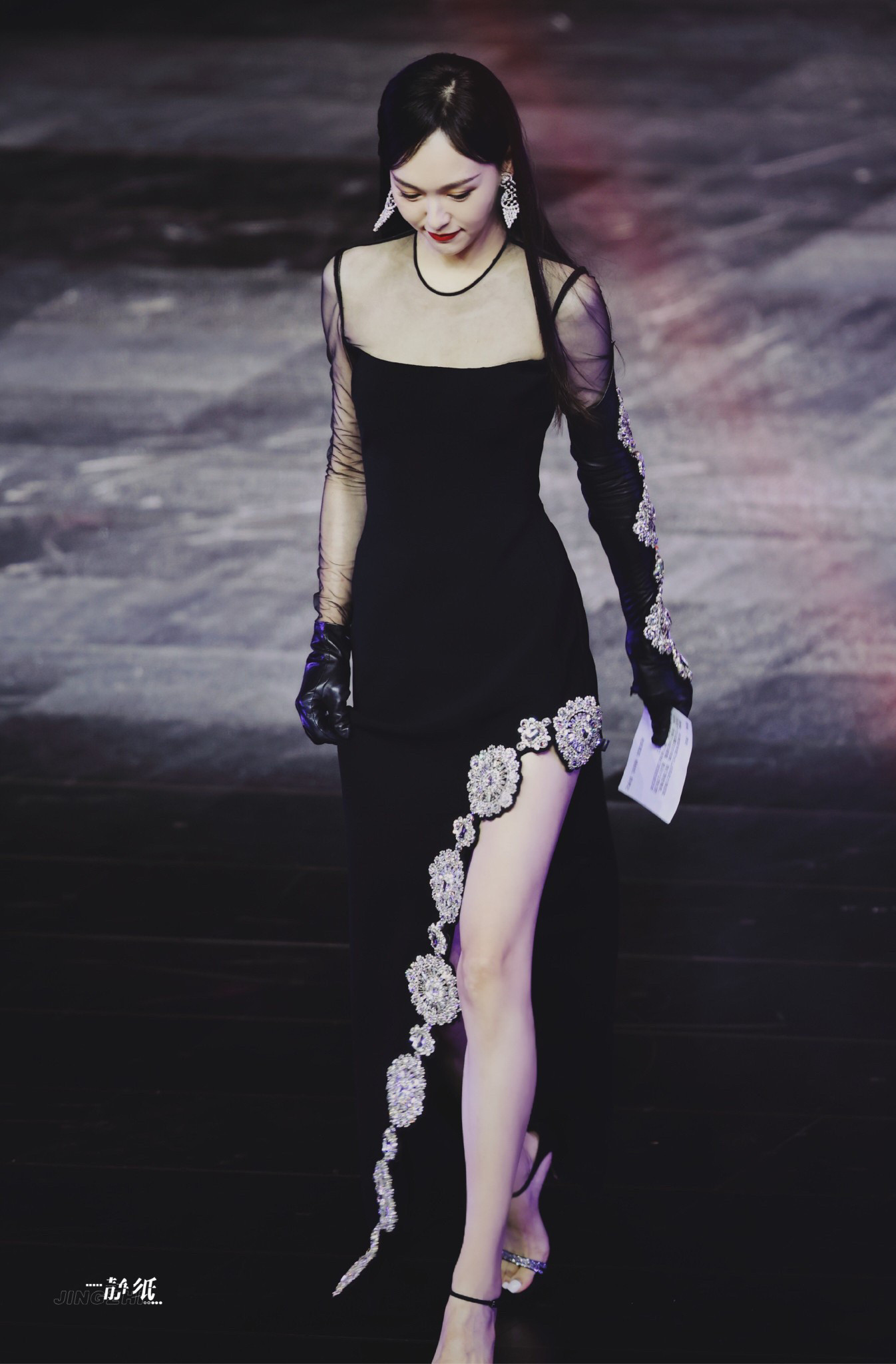 唐嫣一组好看的裙装穿搭，红唇黑纱裙大长腿，这气场超级美。唐嫣