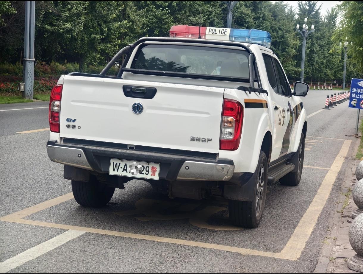 开到五粮液景区公共道路上的警车，正规的警灯和涂装，可这车牌有点……武警车牌不这样