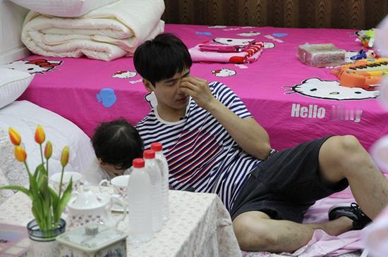 高云翔带着别人的儿子，一副贴心暖叔叔模样。他一定也想有个像他那么帅的儿子，毕竟高