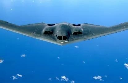 中国能击落B-2吗？美国B-2轰炸机，能悄无声息地打完伊朗，又飞回美国本土。全程