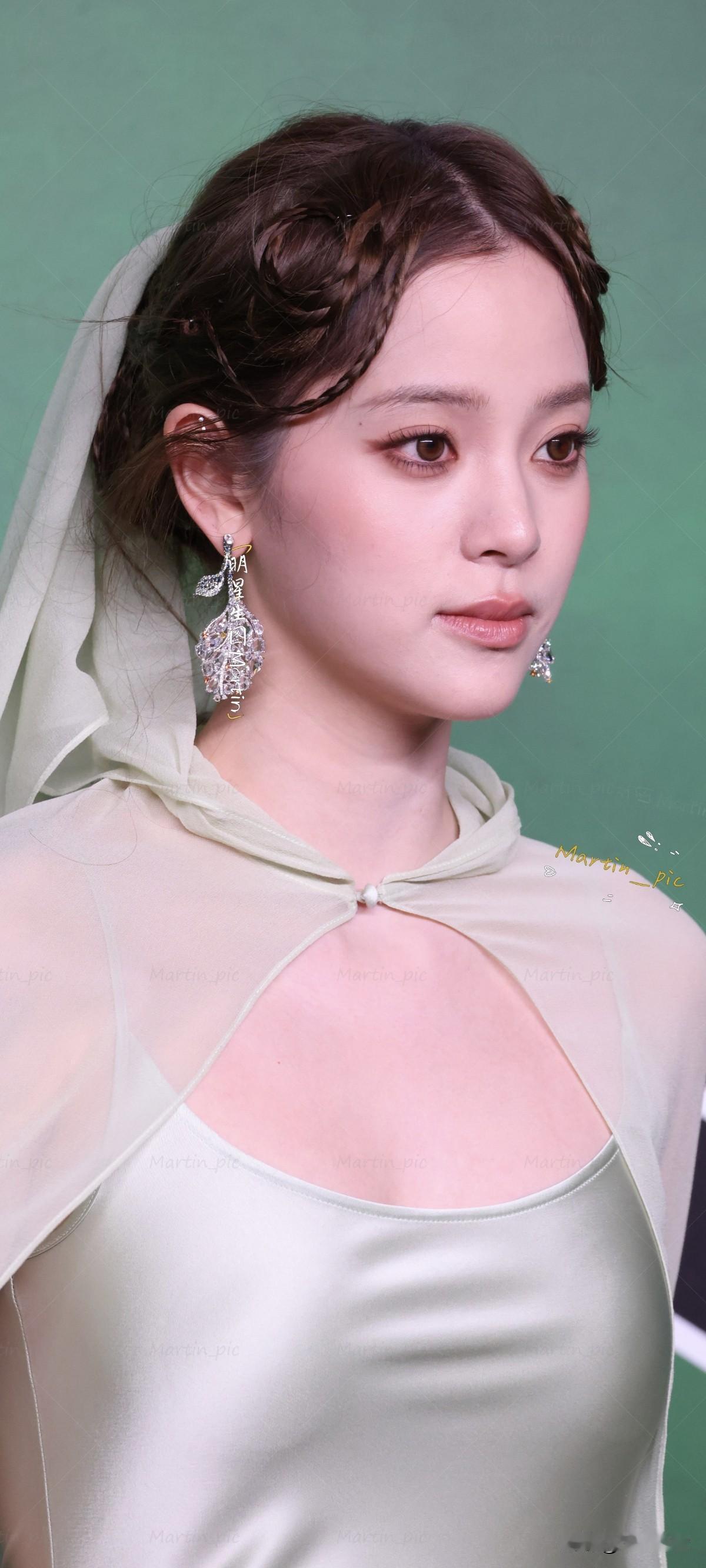 欧阳娜娜Vogue盛典红毯生图娜娜真的化身森林的小精灵啦🧚少女的仙气！！！