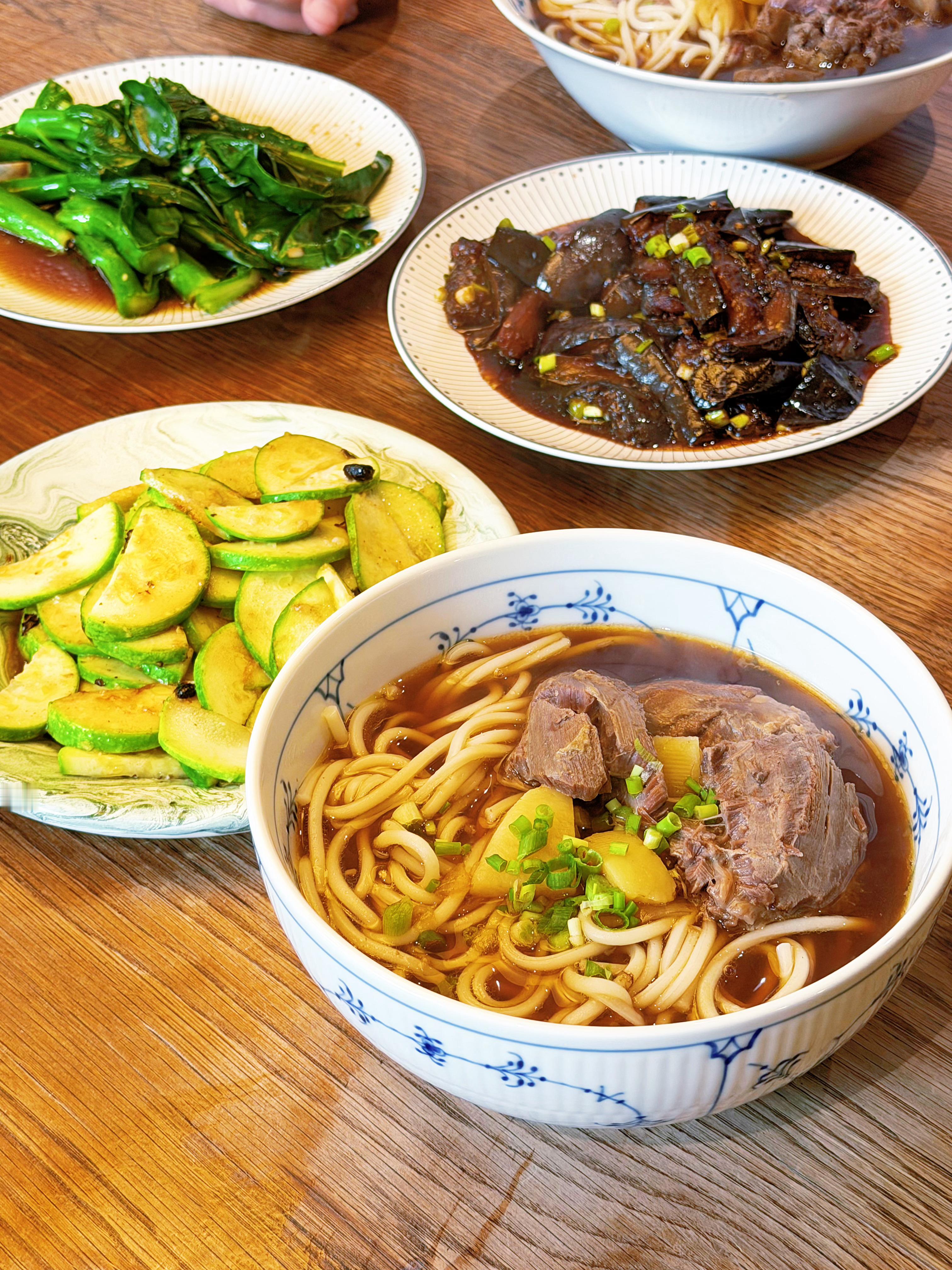 妈呀！今天姐给做的牛肉面！🤓🤓🤓​​​