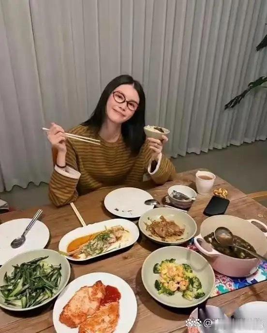 何穗晒出陈伟霆亲手烹制的五菜一汤，烟火气息满满，拥有贴心爱人实在太过幸福。