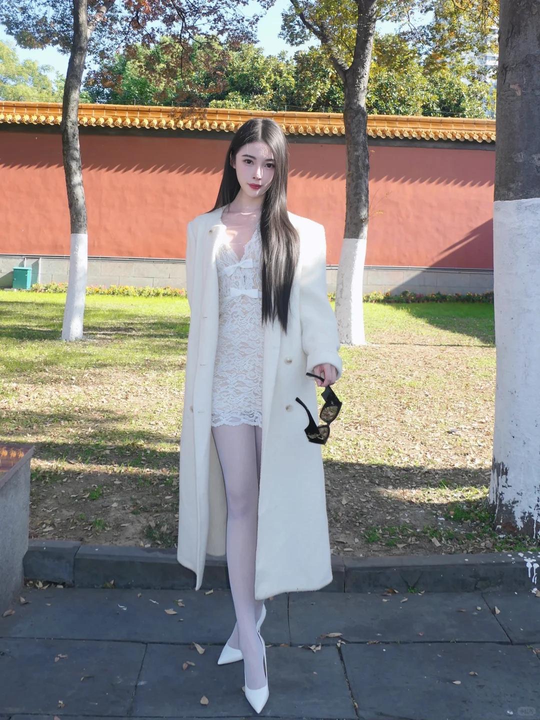 白色大衣绝对是冬季穿搭的“天花板”，氛围感神器~纯净的色调自带高级氛围感，仿