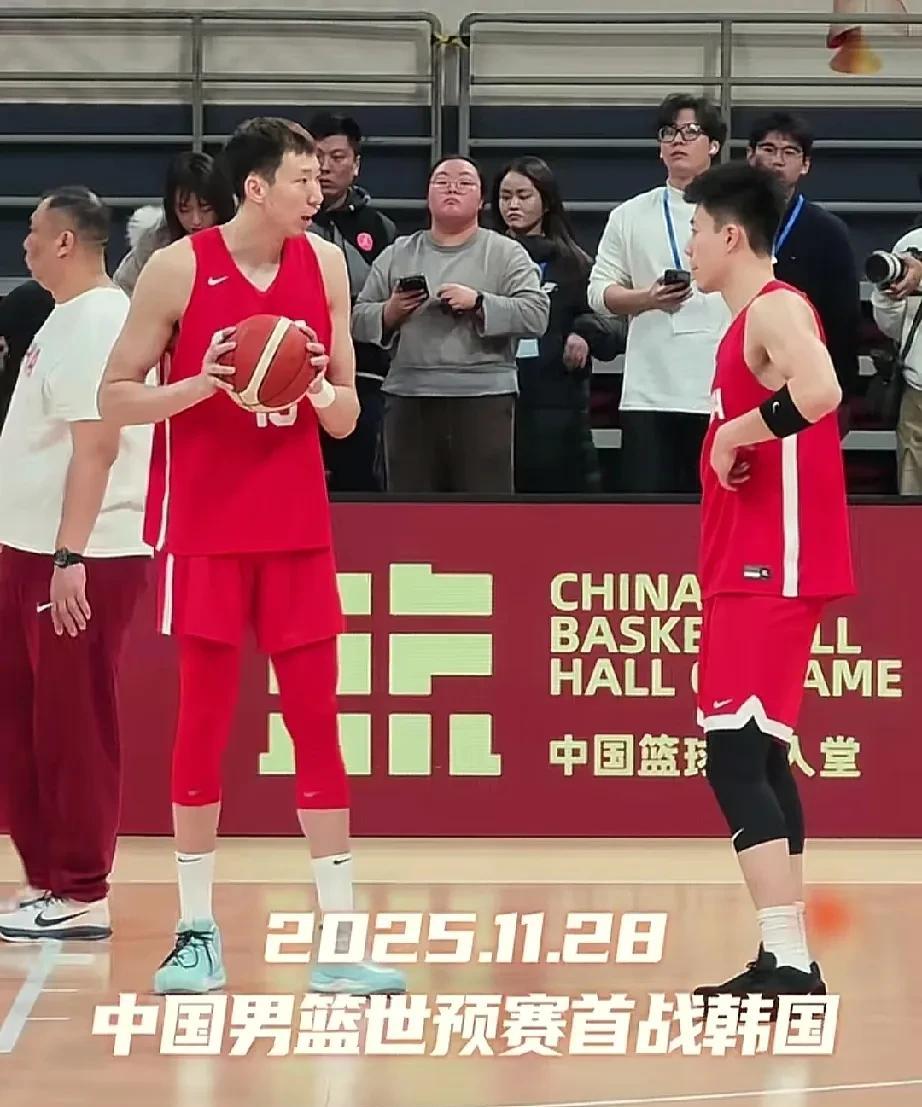 中国男篮世预赛赛前踩场训练！中国男篮对阵韩国男篮的世预赛即将开战，目前球员正在