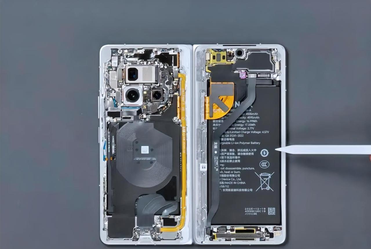 荣耀MagicV6被拆机了，黑子们可以闭嘴了。前几天看到有人杠荣耀Magic