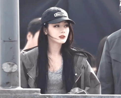 一个女生的腿怎么可以长到这种程度？有网友拍到迪丽热巴拍戏现场骑车的视频画面，骑着