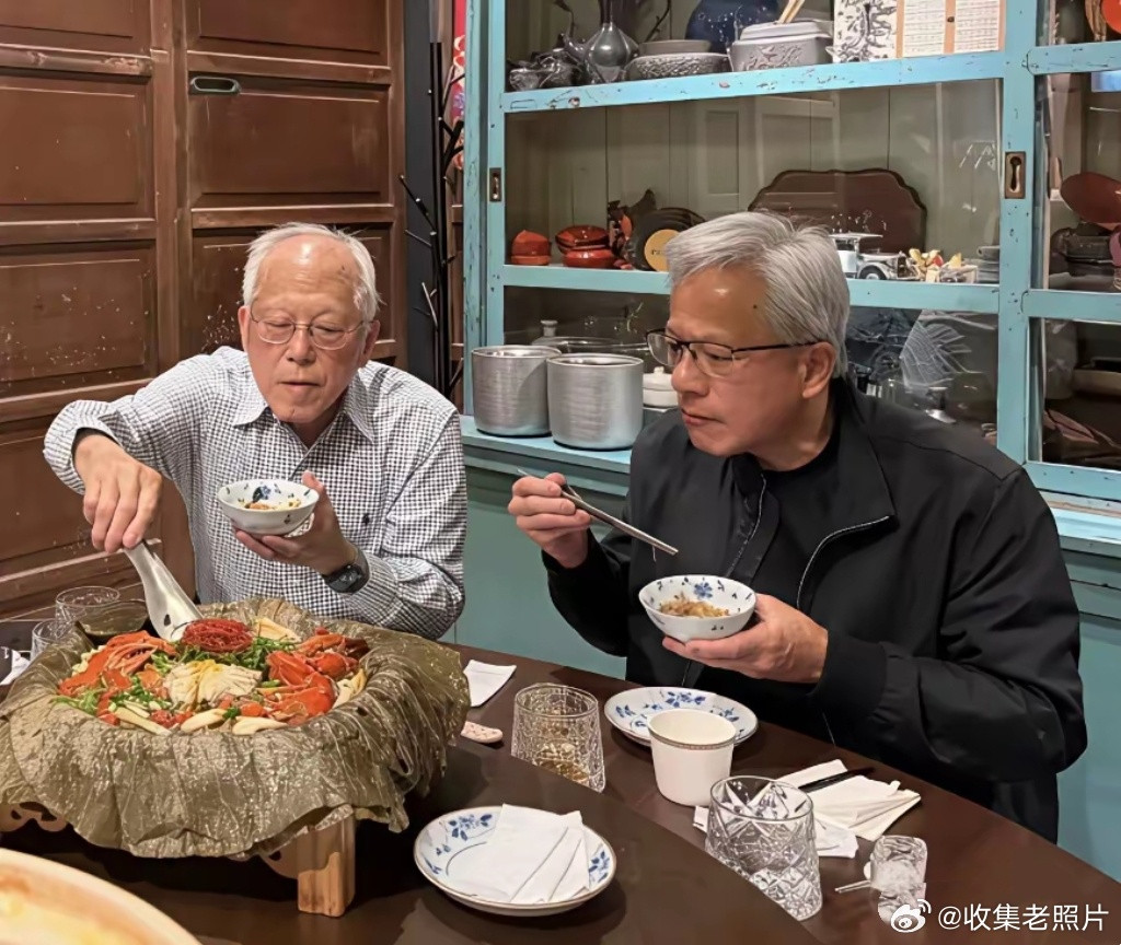 北京之行完毕，黄仁勋顺道回台湾探亲。图中老人是88岁的父亲黄兴泰和86岁的母亲罗