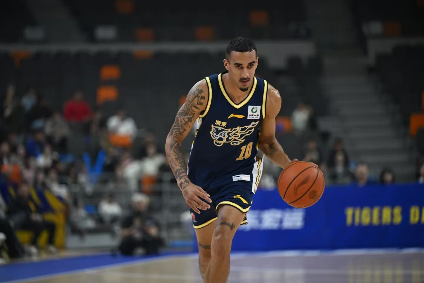 广东俱乐部杯双外援出战，萨姆纳未注册无缘首战，检验奎因是重点