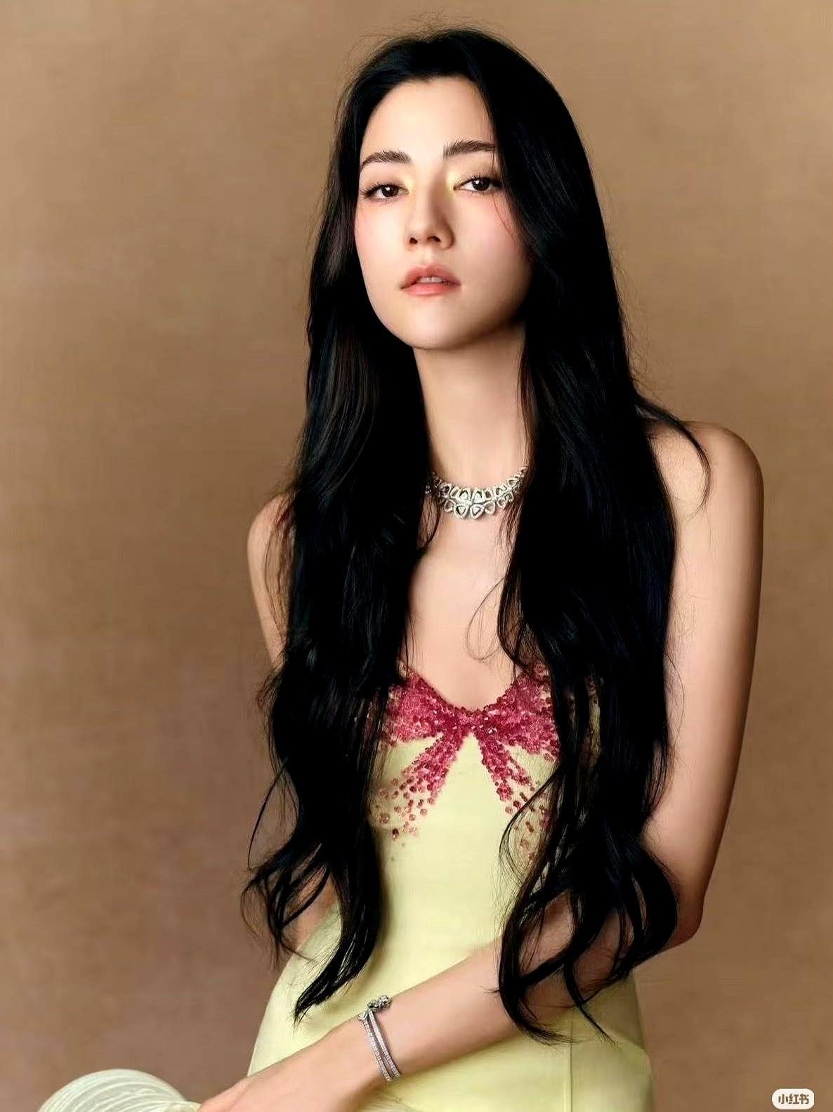 有传闻说，霍启山会在弟弟婚礼上带着女明星娜然舞到大家面前，疑似恋情曝光。这瓜要是