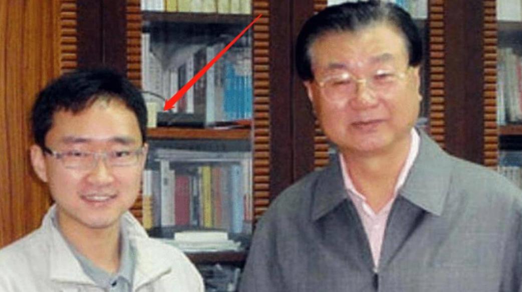 2009年，一位四川考生的高考作文因为字迹无法辨认，特地请来了专家，经过鉴定，确