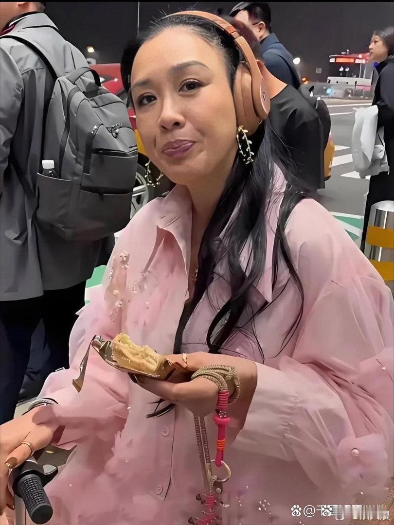 无滤镜镜头下的钟丽缇，颜值状态格外真实，褪去美颜修饰，自带成熟妩媚气质，原生态容